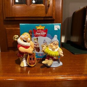 Snow White and Seven Dwarvesfs salt and pepper shakers. No chips or cracks